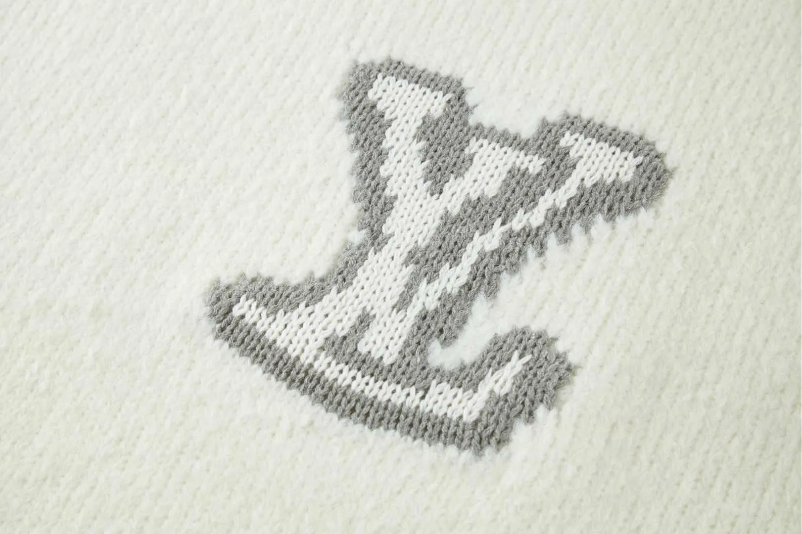 🅿️500 1v 25SS mirror logo intarsia sweater (off-white) originally purchased for 10,800, new color in 25 years, custom-woven and dyed sheep wool 55%, yak hair 21% nylon 20% Spandex 4% wool looped yarn, looped yarn has high ductility and good elasticity. It is different from the non-elastic version on the market. The special washing process is very soft and skin-friendly. It is a 3-needle knitting process. The thickness of each stitch of the intarsia on the clothes logo is consistent with the original version. The back logo is a mirror intarsia. The upper body is skin-friendly and versatile. It is an autumn and winter item that can be worn in front of others. Size:S-M-L